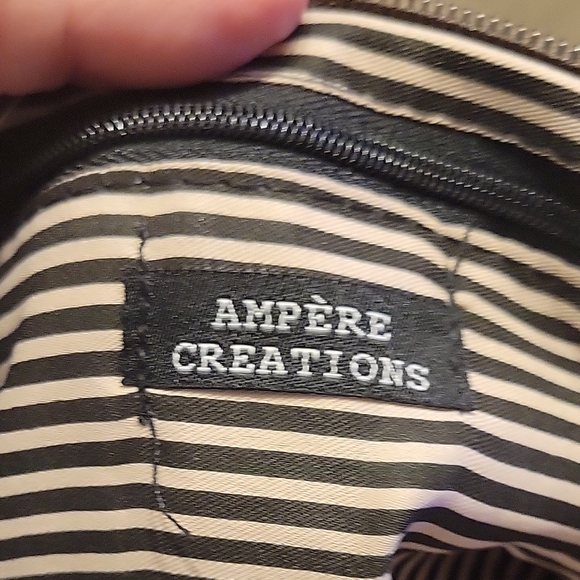 Gray Crossbody Bag with Adjustable Strap and Textured Material - Picture 4 of 6